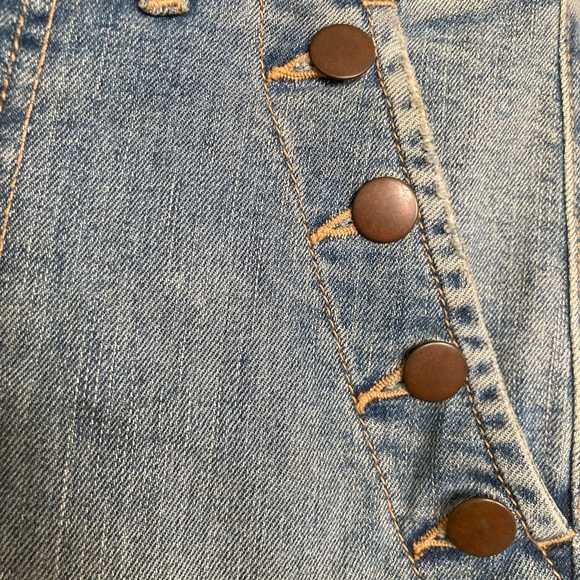 High-Rise Denim Shorts with button details - Picture 2 of 6